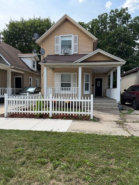 1st image of 621 Fremont Ave NW