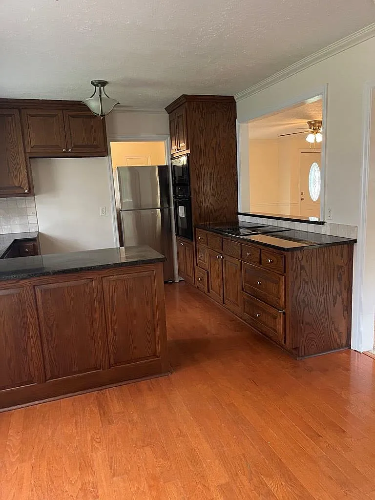 3 bed, 2.0 bath, 1514 sqft, $1,600 — Photo 2