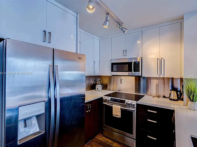 Sunset Harbour Dr — Photo 14