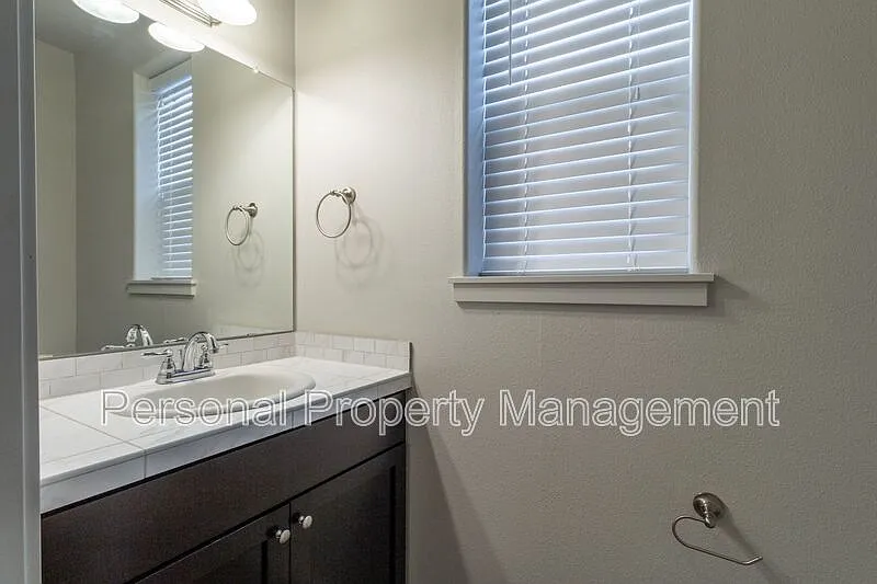 3 bed, 2.5 bath, 1576 sqft, $1,995 — Photo 3