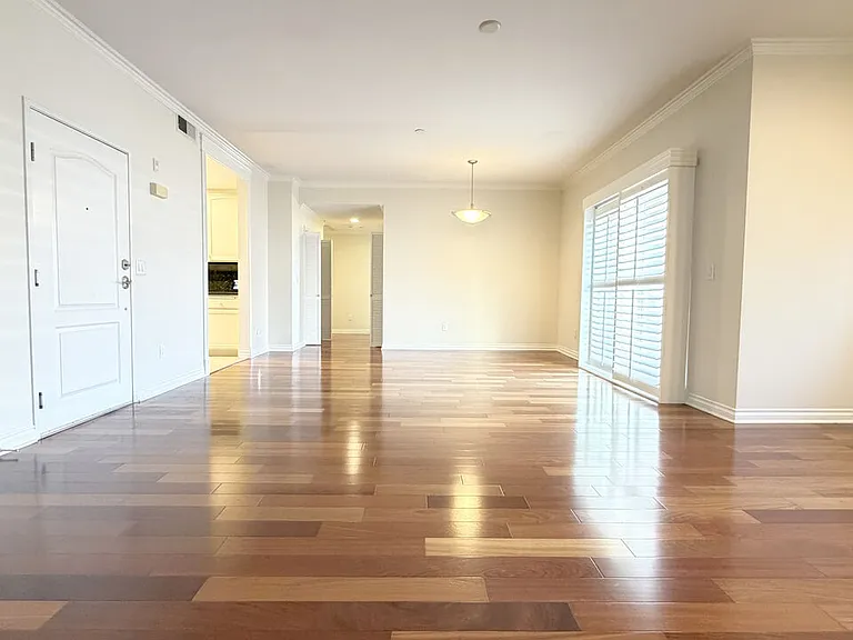 956 S Wilton Pl #401 — Photo 3