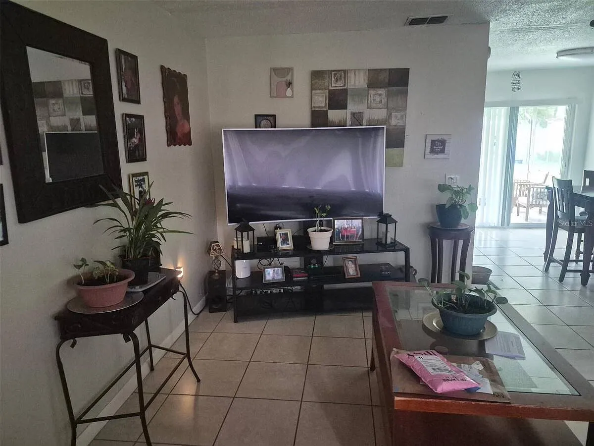 2 bed, 1.0 bath, 1364 sqft, $1,600 — Photo 2