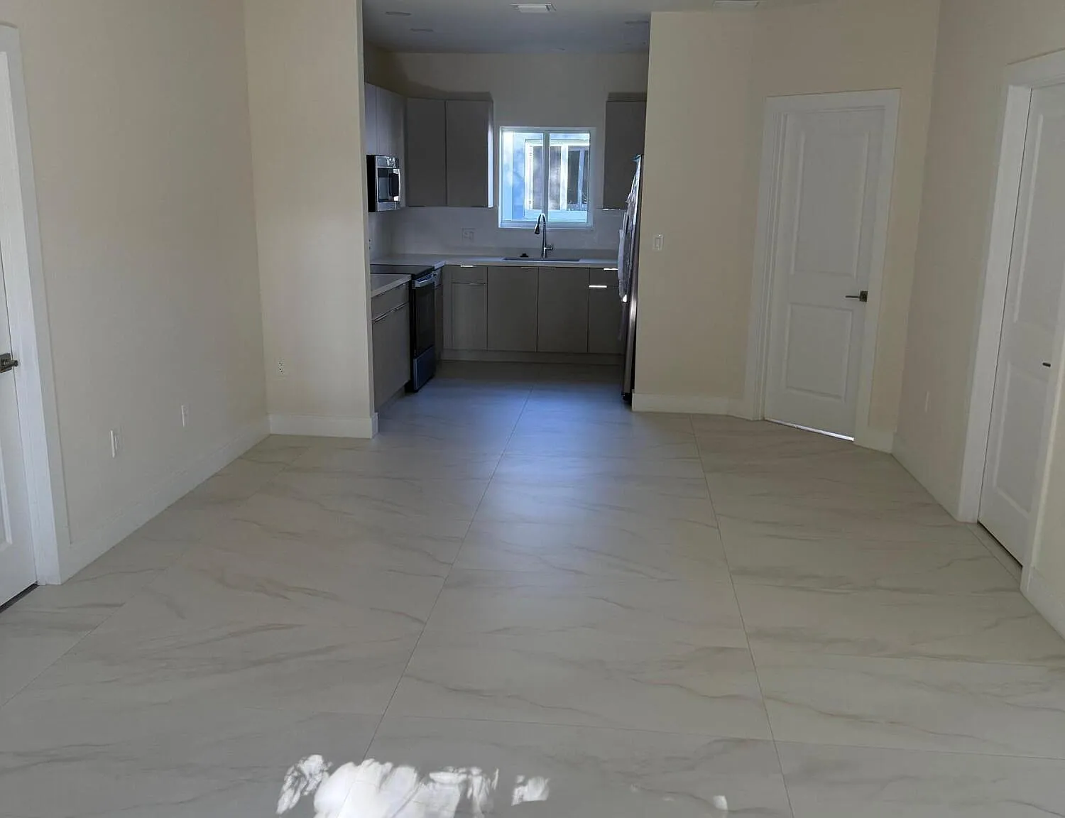 3 bed, 2.0 bath, 1402 sqft, $3,800 — Photo 4