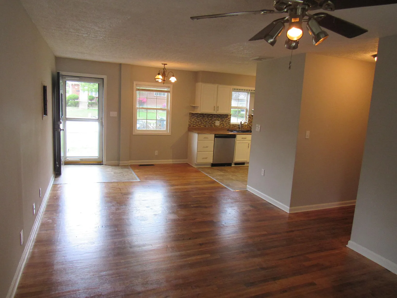 2 bed, 947 sqft, $1,075 — Photo 2