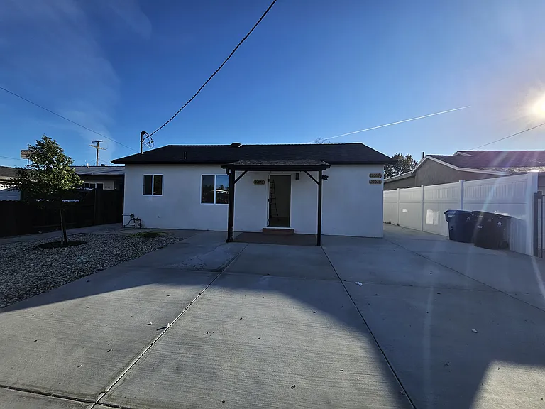 22026 Saticoy St #1/2 — Photo 16