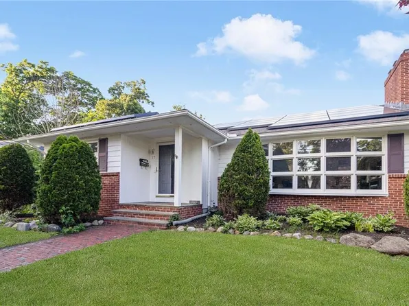 17 Longview Dr, Cranston, RI 02920