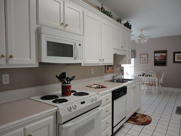 3rd image of 126 Woodstock Dr