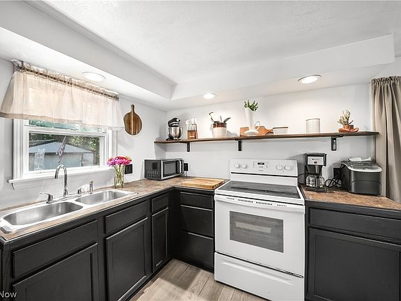 3rd image of 592 Braceville Robinson Rd NW