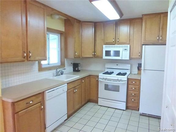 5th image of 38327 Covington Dr