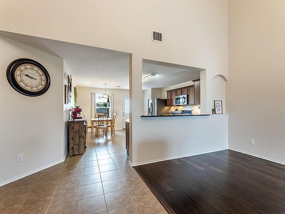 5th image of 2121 Meadow View Dr