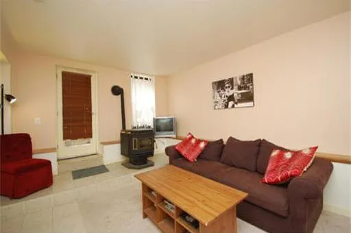 3 bed, 950 sqft, $5,450 — Photo 2