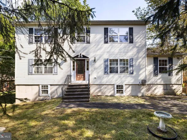 9839 Deerwood Dr, Tobyhanna, PA 18466