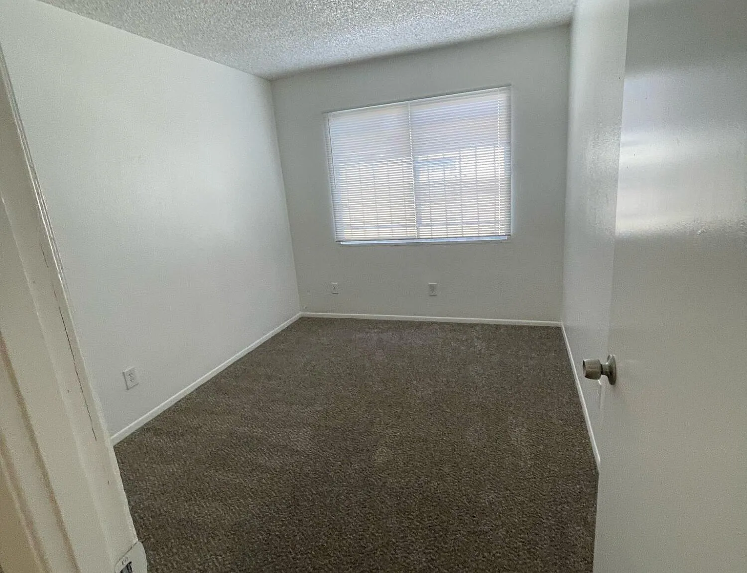3 bed, 1.0 bath, 1008 sqft, $1,700 — Photo 2