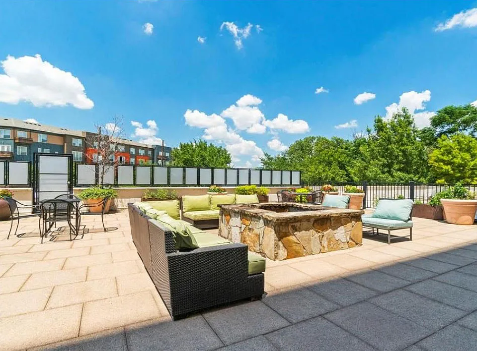 329 E Colorado Blvd #805