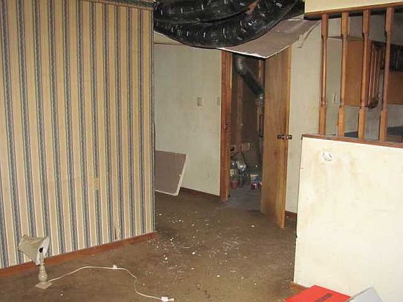 5th image of 321 Jefferson Blvd