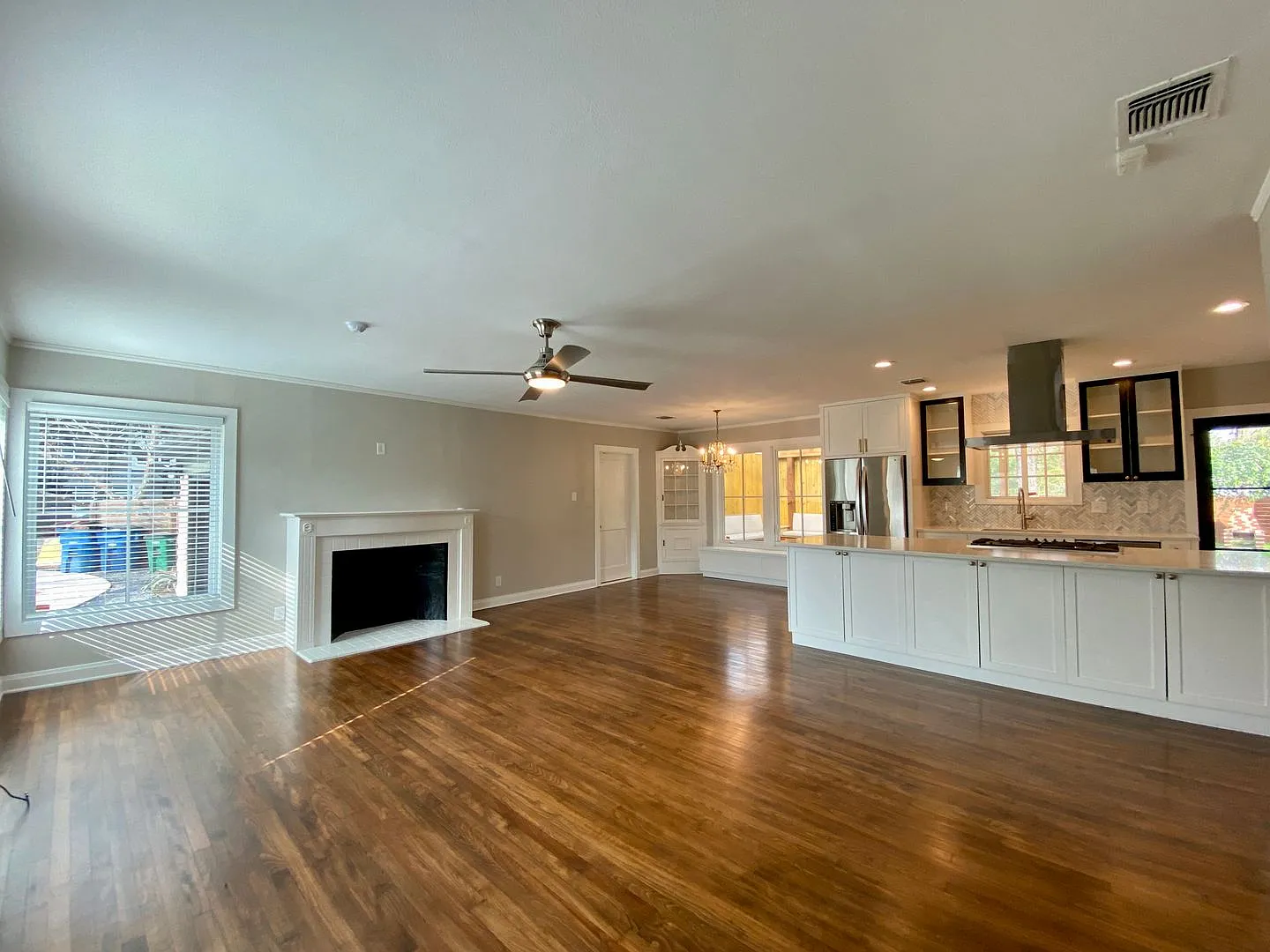 Timeless Charm: Fully Revived 1940s Home in Highland Park - 3 Bed, 2 Bath Oasis Near Downtown! — Photo 3