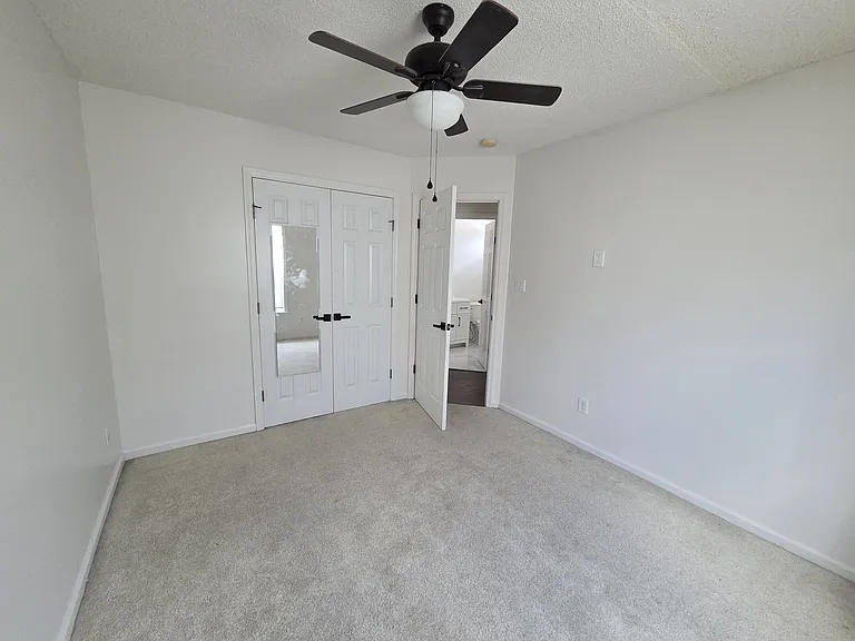 423 Spring Dr — Photo 12