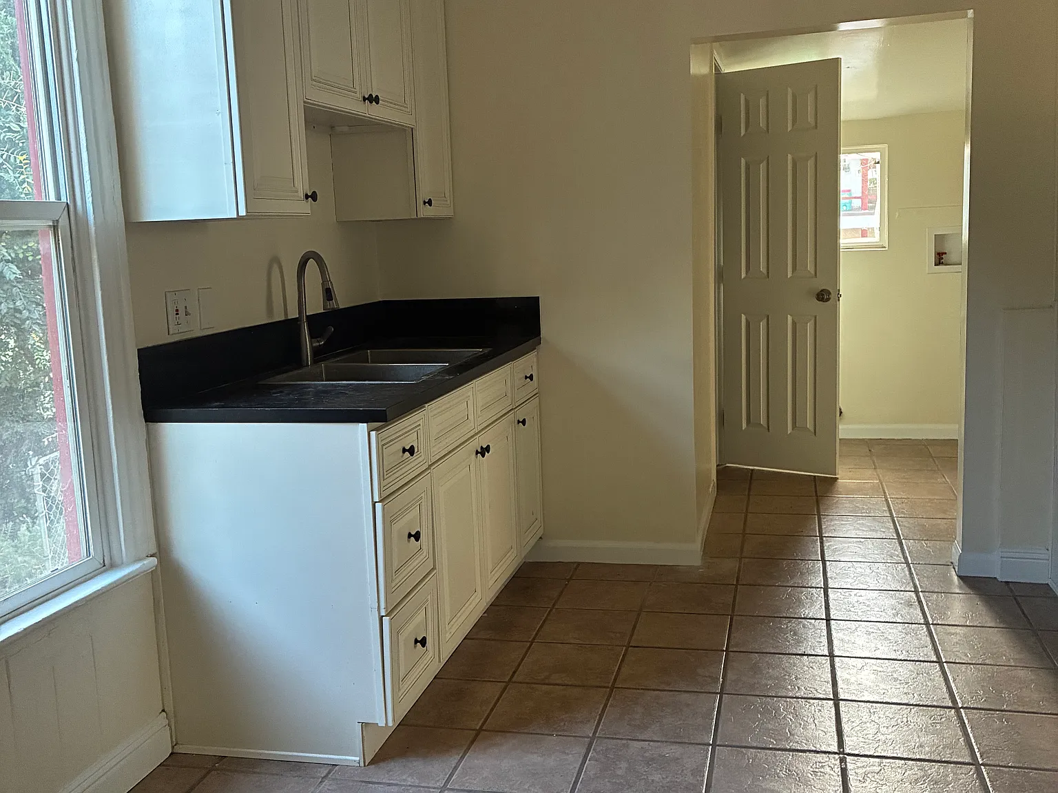 3 bed, 905 sqft, $2,900 — Photo 3