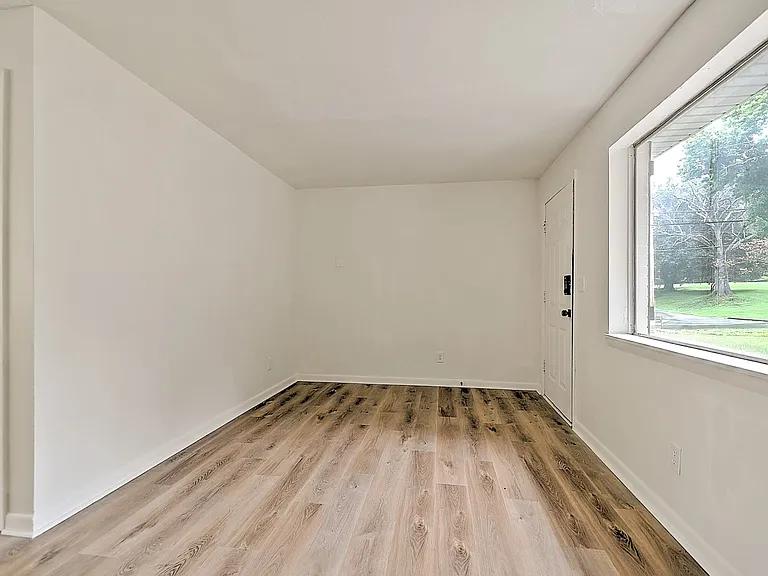 718 W G St — Photo 34