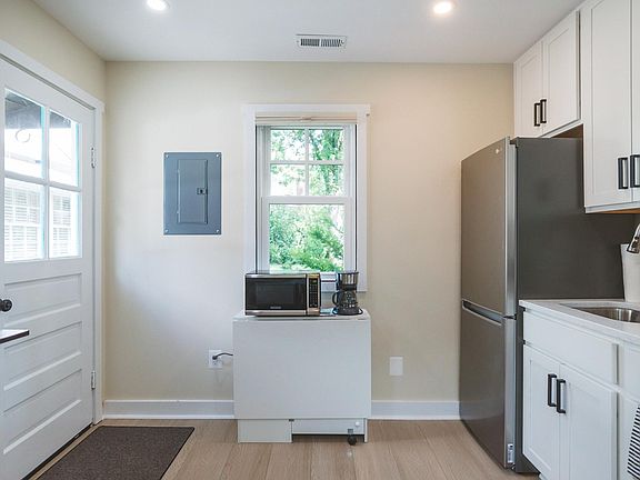 5th image of 2331 N Underwood St #B