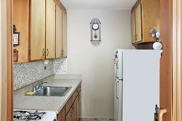 Sold by Thomas Lipovetsky, LREB | media 2