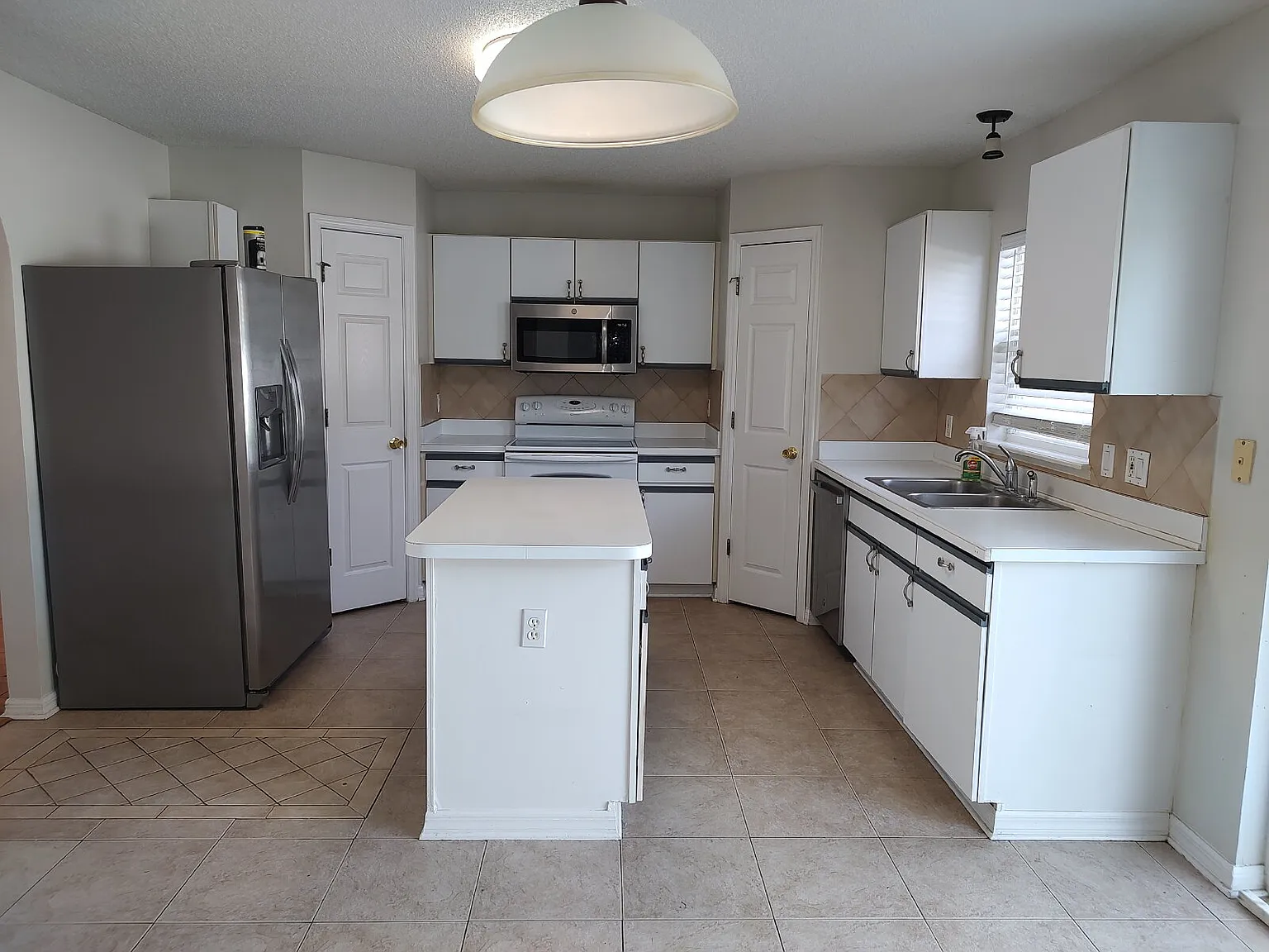 4 bed, 2.5 bath, 2215 sqft, $2,100 — Photo 4