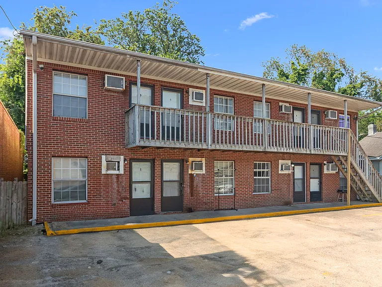 1129 Green St #8 — Photo 3