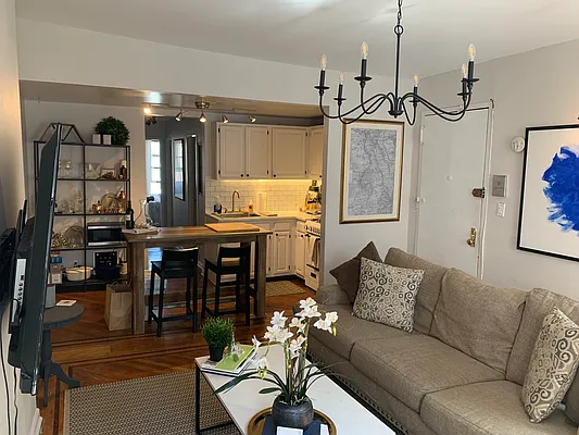 Rented by Green Line Realty | media 18