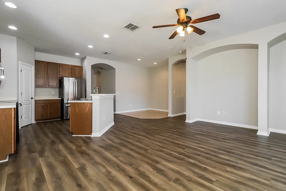 3 bed, 2.0 bath, 1819 sqft, $2,185 — Photo 4