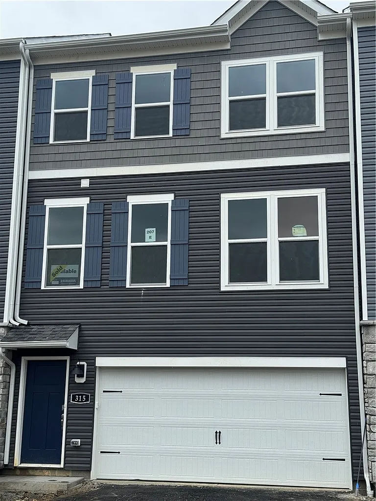 3 bed, 2.5 bath, 2300 sqft, $2,900 — Photo 1