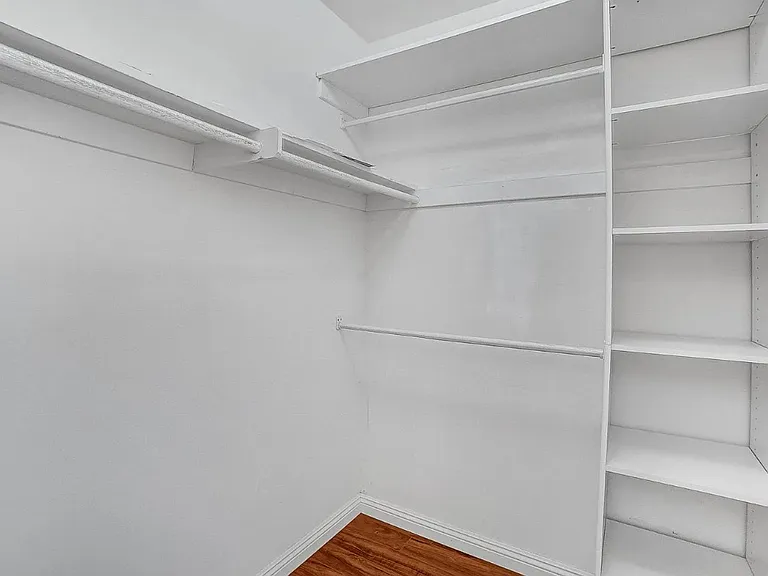 1102 Oakhorne Dr — Photo 3