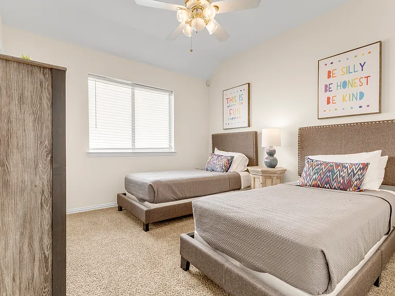 1438 Royal Oaks Dr — Photo 21
