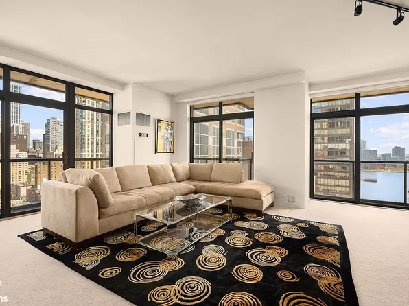 100 United Nations Plz APT 22A, New York, NY 10017