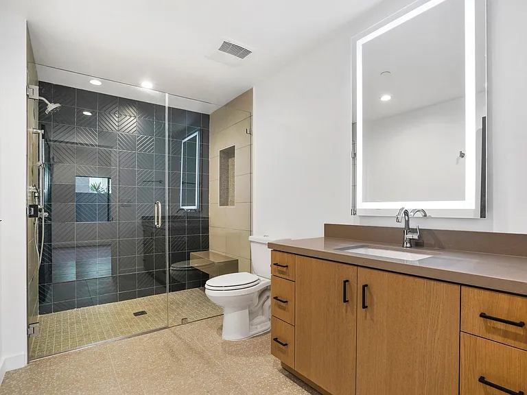 5022 Whitsett Ave #101 — Photo 12