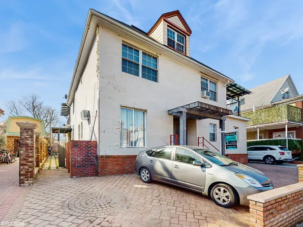 4202 Manhattan Avenue image 2 of 25
