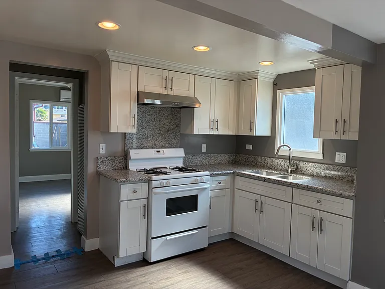 941 N Alameda Ave — Photo 8