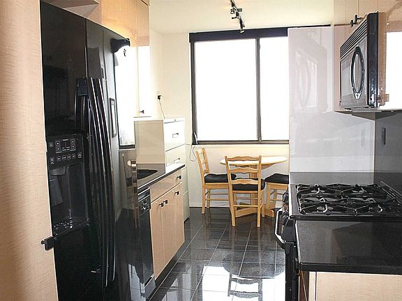 4th image of 26910 Grand Central Pkwy APT 9N