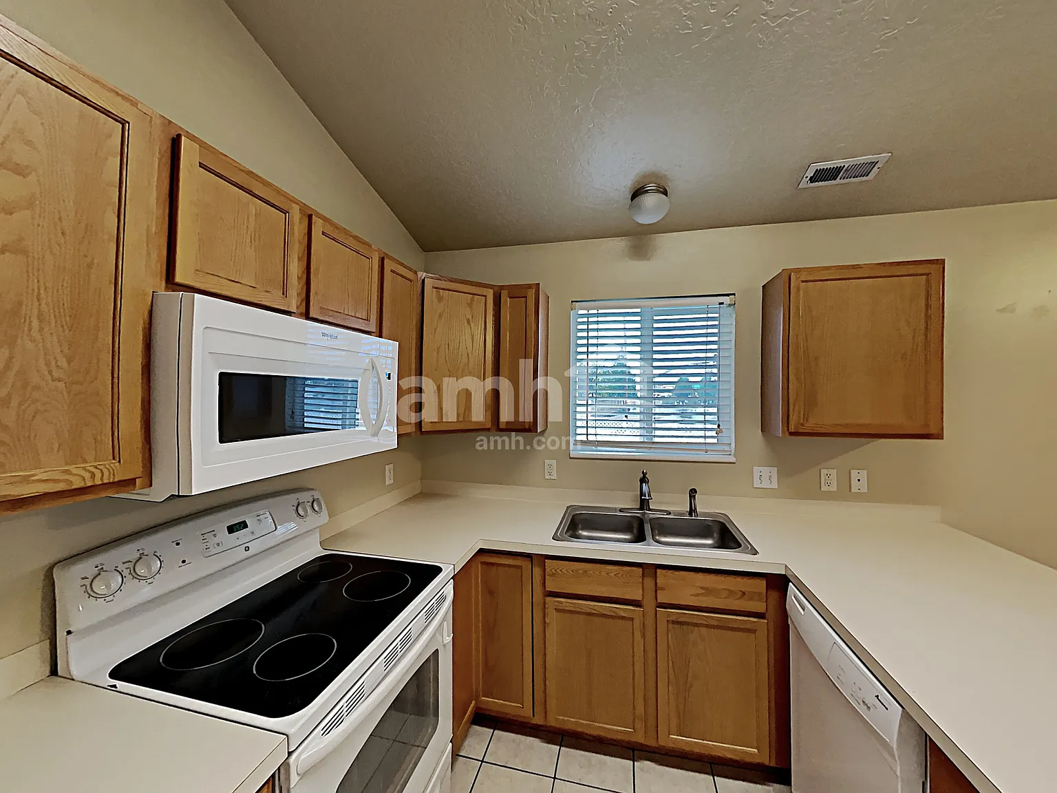 3 bed, 2.5 bath, 1506 sqft, $2,280 — Photo 3