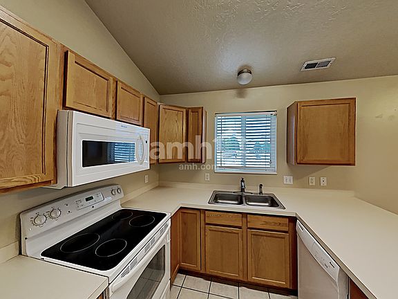 3rd image of 48 S 1675 W