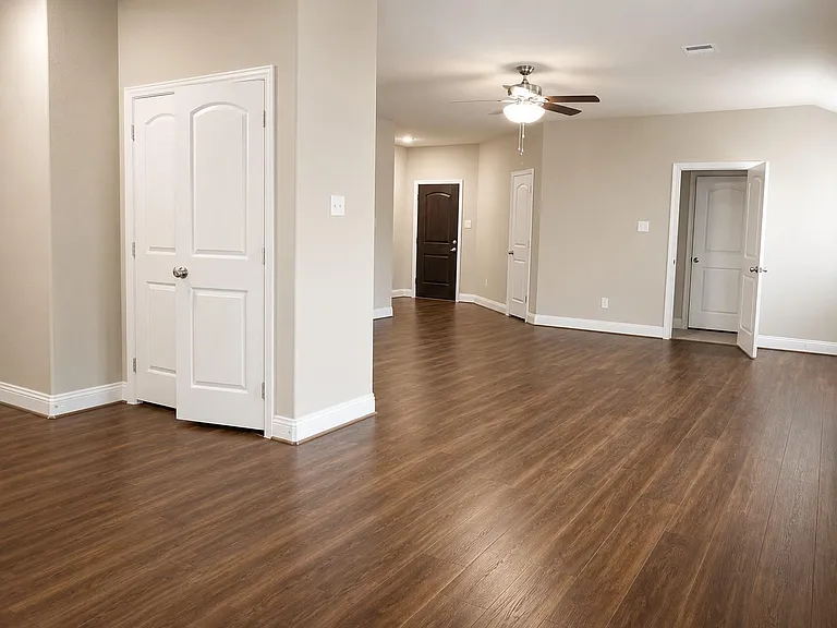 1426 Warringwood Dr — Photo 3