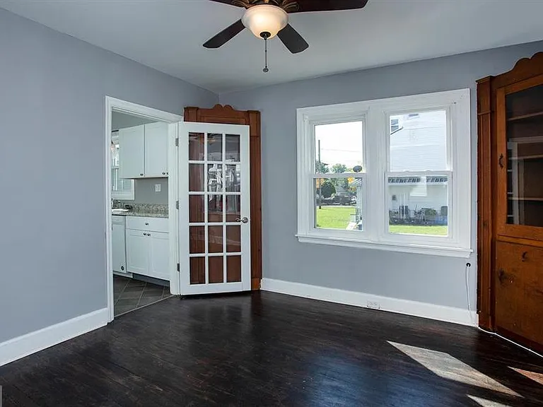 340 S Wood St — Photo 8