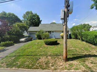 17 Cumberland Ave, Great Neck, NY 11020