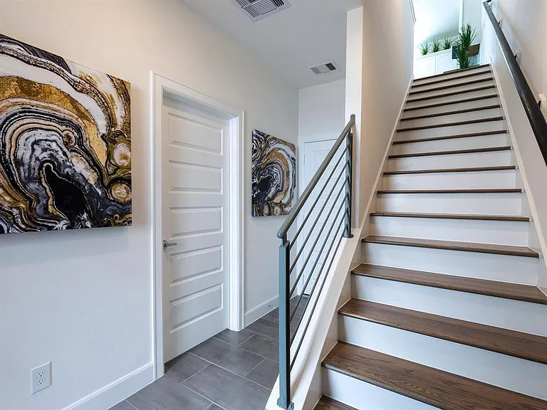 310 Jensen Dr — Photo 6