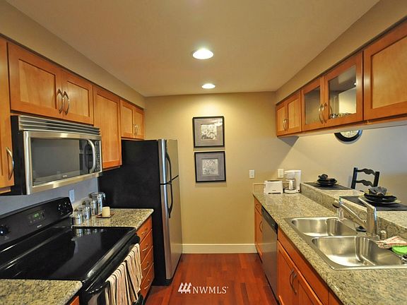 4th image of 25 N Broadway #307