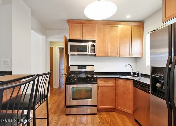 3rd image of 6469 N Oxford Ave
