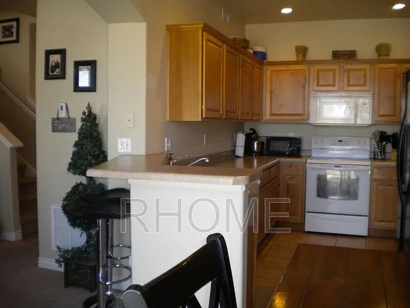 3 bed, 2.5 bath, 1830 sqft, $1,795 — Photo 3