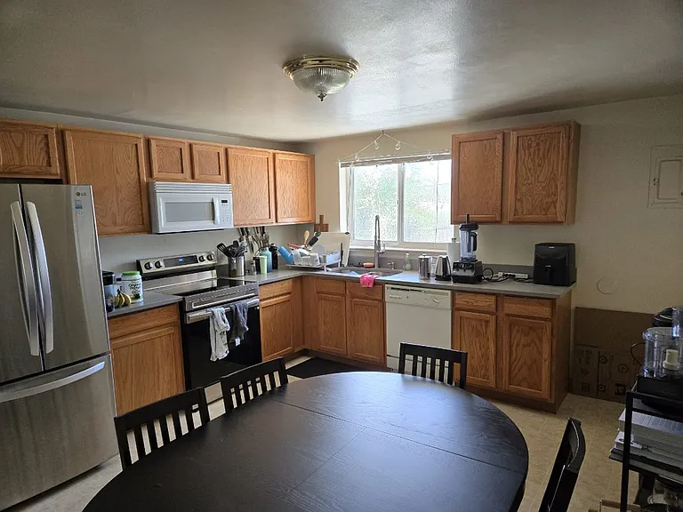 672 Cody St — Photo 3