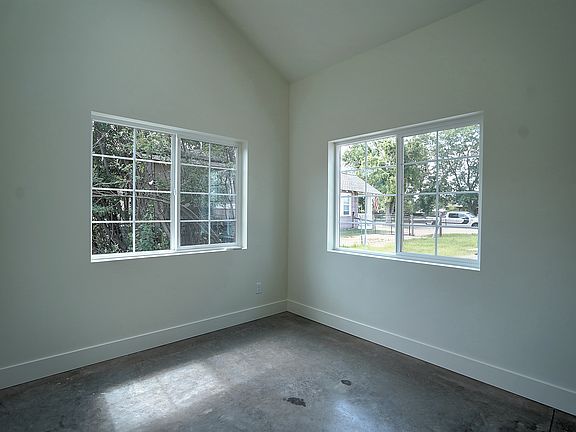 5th image of 732 Rollins St