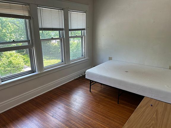 5th image of 114 Winspear Ave #1