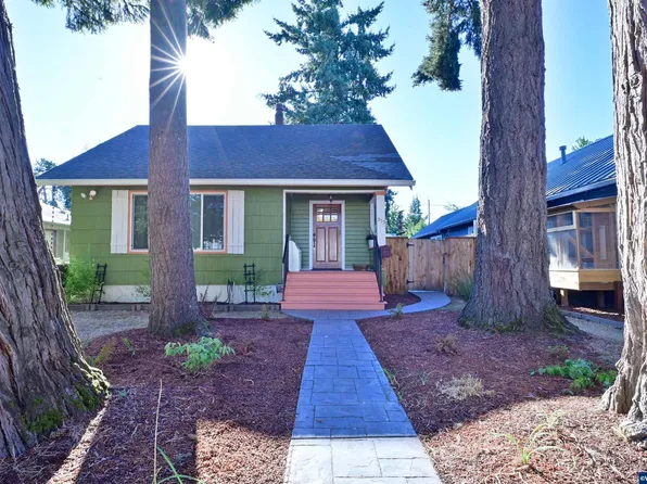 955 18th St NE, Salem, OR 97301